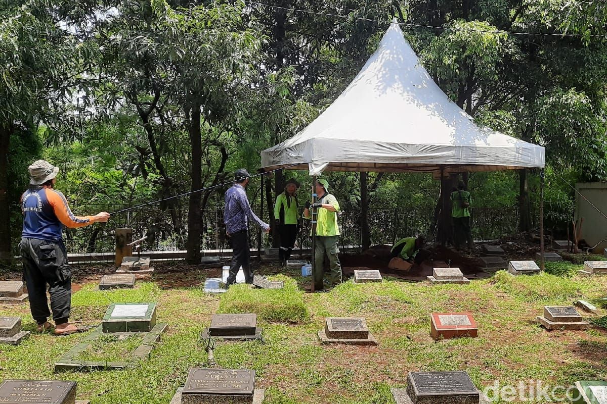 Liang lahat Dorce Gamalama tengah digali pada Rabu (16/2/2022).
