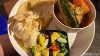 Buka mulai jam 6 sore hingga dini hari, Little Doha tentunya memiliki beberapa menu unggulan yang jadi teman nongkrong para pelanggan setianya. Seperti menu Kare Ayam (Rp 30.000). Di sini seporsi Kare Ayam disajikan dengan satu potongan ayam (potongan 4). Foto: detikFood