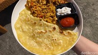 Sajian yang satu ini tampil menarik, dengan paduan telur mata sapi yang ditumis dengan irisan bawang bombay, cabai dan saus tomat. Di Little Doha, menu Shakshouka (Rp 20.000), tampil dengan sentuhan yang berbeda.Foto: detikFood