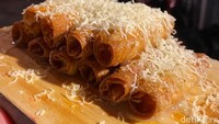 Di bagian camilan, ada Cheesy Drip (Rp 18.000/ 10 buah). Menu snack roll atau lumpia isi keju leleh, yang digoreng garing lalu diberikan tambahan susu kental manis dan parutan keju yang royal. Gurih, kenyal dan lumer keju menyatu menghadirkan rasa baru yang mantap. Foto: detikFood