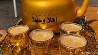 Puas makan yang gurih dan asin, Little Doha punya kudapan manis dan minuman yang paling populer di sini. Yaitu Teh Adeni (Rp 20.000) ala Yaman. Teh Adeni merupakan minuman teh susu rempah yang legit harum. Foto: detikFood