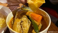 Pelengkapnya ada roti prata, emping dan acar. Menu Kare Ayam dengan roti prata ini cukup besar dan royal, tekstur roti prata yang tidak terlalu garing dan masih panas, cocok dicocol dengan kuah kare kaya rempah yang tak terlalu kental.  Foto: detikFood