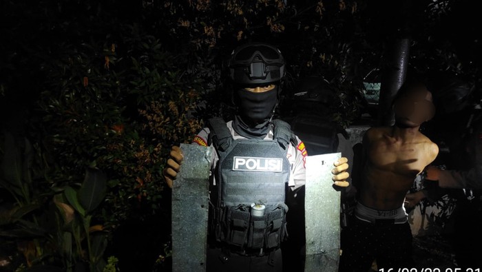 Maling di toko roti di Jakpus diikat warga, kemudian diamankan polisi