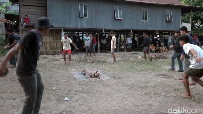 Masyarakat suku Mandar di Polman, Sulbar masih melestarikan permainan tradisional gasing.