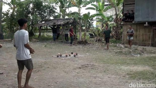 Masyarakat suku Mandar di Polman, Sulbar masih melestarikan permainan tradisional gasing.