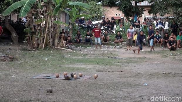 Masyarakat suku Mandar di Polman, Sulbar masih melestarikan permainan tradisional gasing.