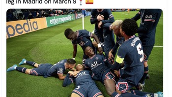 Senyum lebar para pemain PSG tapi netizen ini mengingatkan masih ada leg kedua di kandang Real Madrid. Foto: Twitter