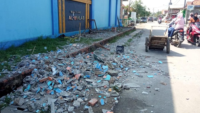 Menara Masjid Al-Ikhlas di Bekasi, Jawa Barat, ambruk usai hujan disertai angin kencang, Selasa (15/2/2022).
