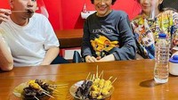 Akrab dipanggil Bunda Dorce, beliau memang terkenal dekat dengan Raffi Ahmad hingga Nagita Slavina. Bahkan ia sampai melamar pekerjaan menjadi supir pribadi mereka. Ini momen mereka bertiga saat santap sate bersama. Foto: Pool/Site News
