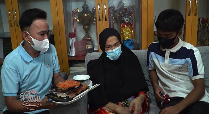 Mengenang Mendiang Dorce Gamalama, Penggemar Sate hingga Sushi