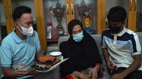  Ruben Onsu sempat menjenguk mendiang Dorce, dan membawakan makanan kesukaannya yaitu sushi dan sajian seafood lainnya. Foto: Pool/Site News