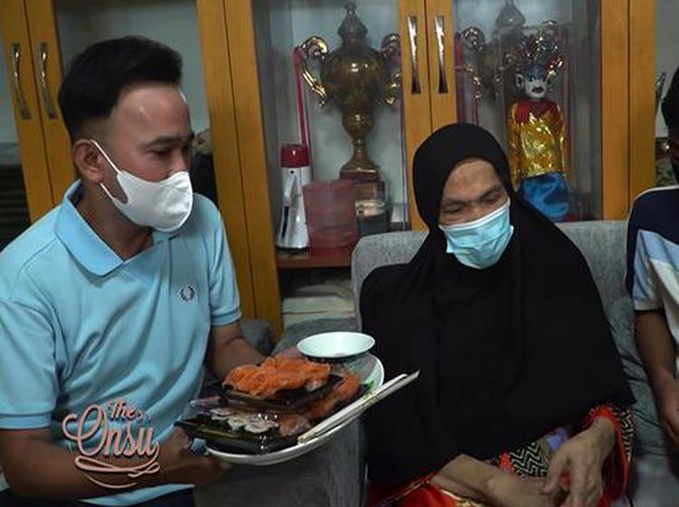 Mengenang Mendiang Dorce Gamalama, Penggemar Sate hingga Sushi