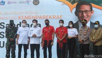 Terlihat foto bersama Menparekraf Sandiaga Uno dengan forum komunikasi pimpinan pemerintah daerah. Foto: Trisno Mais/detikcom