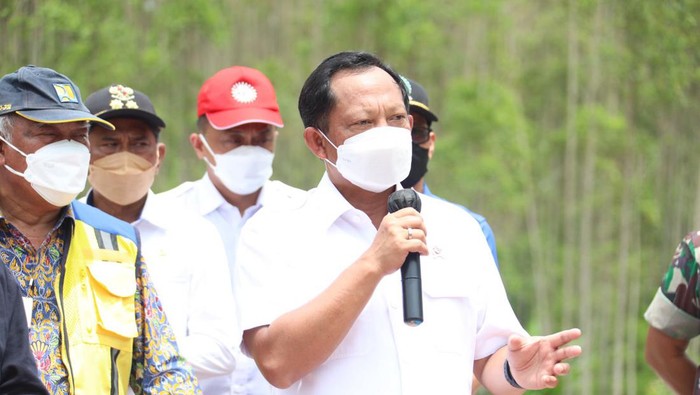 Menteri Dalam Negeri Tito Karnavian saat mengunjungi lokasi IKN Nusantara