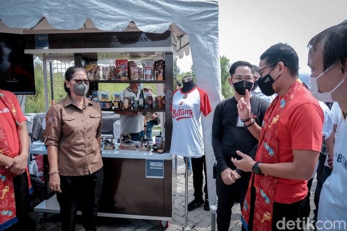 Menteri Pariwisata dan Ekonomi Kreatif Sandiaga Uno tengah memegang kuliner khas Kota Bitung Menteri Pariwisata dan Ekonomi Kreatif Sandiaga Uno tengah memegang kuliner khas Kota Bitung