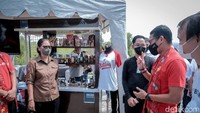 Menparekraf Sandiaga Uno saat tiba di Pantai Batu Angus Kecamatan Aertembaga Bitung, Rabu (16/2/2022). Sandiaga Uno sembangi stan kuliner khas Manado. Foto: Trisno Mais/detikcom