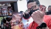Menparekraf Sandiaga Uno saat selfi dengan salah satu kuliner khas buatan warga Kota Bitung. Foto: Trisno Mais/detikcom