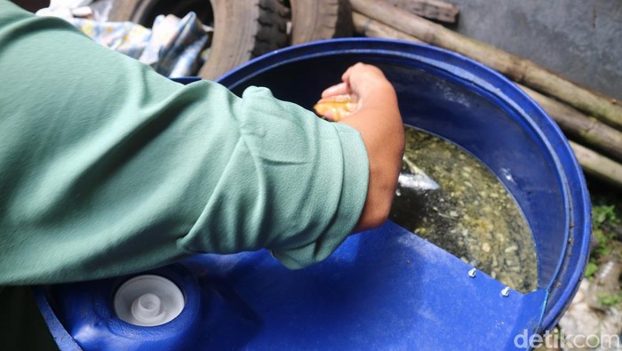 Penampakan minyak goreng palsu yang beredar di Kudus.