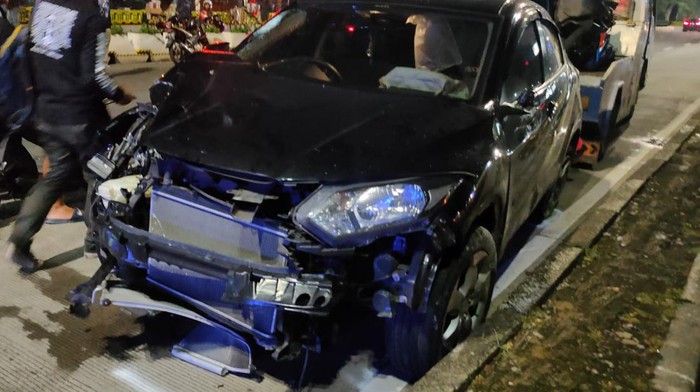 Mobil Honda HRV tabrak 3 motor di Sudirman, Jakpus. Kecelakaan mengakibatkan 1 pengemudi motor tewas