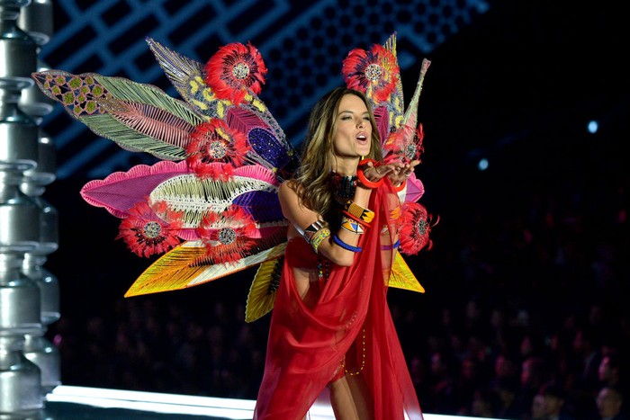 Model Lingerie Victorias Secret LONDON, ENGLAND - DECEMBER 02: Model Adriana Lima walks the runway during the 2014 Victorias Secret Fashion Show at Earls Court Exhibition Centre on December 2, 2014 in London, England. (Photo by Dimitrios Kambouris/Getty Images for Victorias Secret)