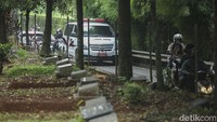 Iringan jenazah tiba di TPU Bantarjati pada pukul 14.15 WIB. Anak angkat Dorce tampak tak bisa menahan sedih saat jenazah dikuburkan.  