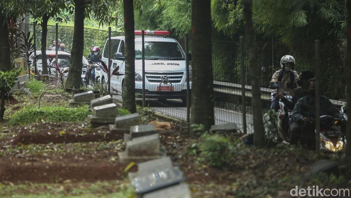 Momen Pemakaman Dorce Gamalama Penuh Haru Sejumlah petugas memakamkan jenazah Dorce Gamalama di TPU Bantar Jati, Jakarta Timur, Rabu (16/2/2022). Pemakaman tersebut menggunakan prokes COVID-19.