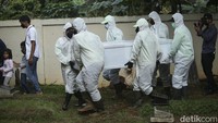 Proses pemakaman dilakukan sesuai protokol COVID-19. Beberapa orang juga telihat memakai APD berwarna putih. Namun keluarga tampak mendekat ke liang lahat yang berteduhkan tenda putih tersebut.  