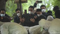 Sejumlah petugas memakamkan jenazah Dorce Gamalama di TPU Bantar Jati, Jakarta Timur, Rabu (16/2/2022). Pemakaman tersebut menggunakan prokes COVID-19.