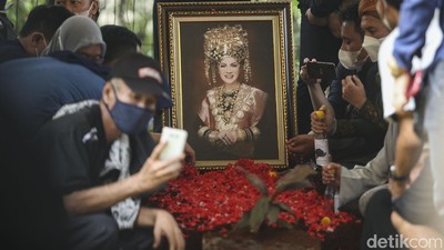 Momen Pemakaman Dorce Gamalama di TPU Bantar Jati