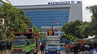 Atas terbitnya Permenaker 2/2022, buruh meminta Presiden Joko Widodo (Jokowi) memecat Menaker Ida Fauziyah.