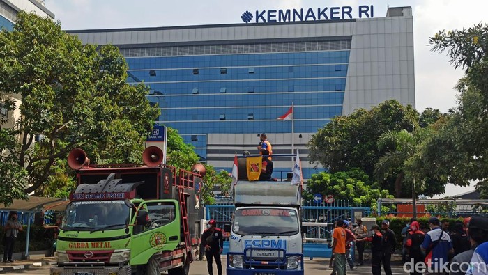 Nah Lho! Buruh Siap Gugat Aturan JHT ke Pengadilan Buruh bakal menggugat aturan baru tentang tata cara dan persyaratan pembayaran manfaat Jaminan Hari Tua (JHT) ke Pengadilan Tata Usaha Negara (PTUN). Sebab kebijakan dalam Peraturan Menteri Ketenagakerjaan Nomor 2 Tahun 2022 itu dianggap merugikan buruh.