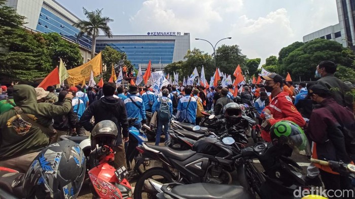 Nah Lho! Buruh Siap Gugat Aturan JHT ke Pengadilan Buruh bakal menggugat aturan baru tentang tata cara dan persyaratan pembayaran manfaat Jaminan Hari Tua (JHT) ke Pengadilan Tata Usaha Negara (PTUN). Sebab kebijakan dalam Peraturan Menteri Ketenagakerjaan Nomor 2 Tahun 2022 itu dianggap merugikan buruh.