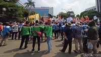 Menurutnya Menaker tidak peka dengan kondisi kekinian di mana banyak pekerja yang terkena pemutusan hubungan kerja (PHK).