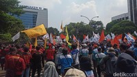 Dia menjelaskan JHT atau jaminan sosial dalam bentuk tabungan sosial ini sangat dibutuhkan oleh buruh yang ter-PHK, yang mengundurkan diri, atau yang pensiun dini untuk bertahan hidup.