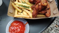 Untuk menu makanan di kafe ini dibanderol mulai harga Rp 18 ribuan untuk singkong goreng hingga Rp 50 ribu untuk chicken wings porsi sharing.  Foto: detikFood/Devi S. Lestari