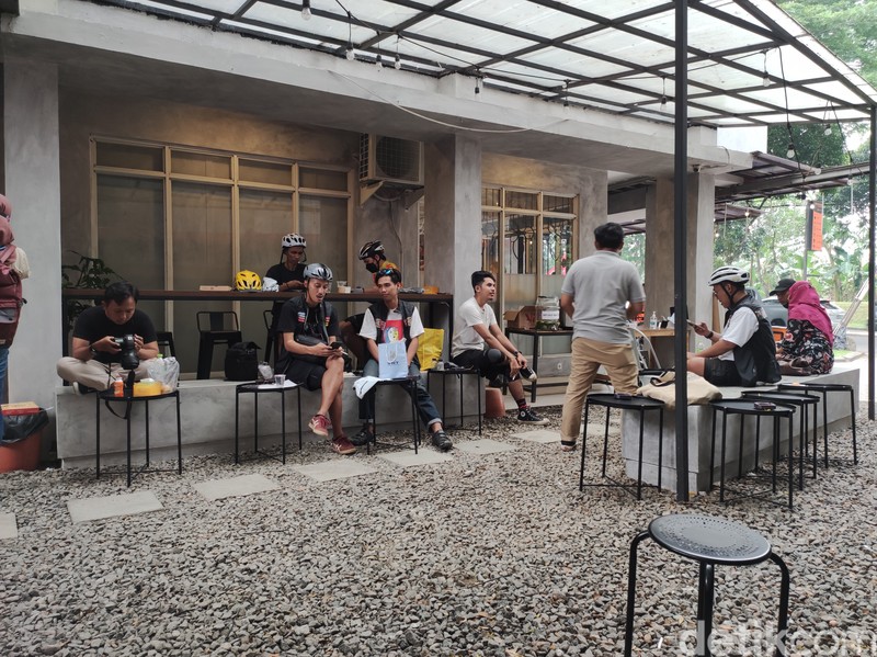 Ngopi dan Ngemil di Kafe Sekaligus Bengkel Sepeda
