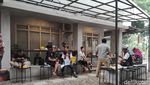 Ngopi dan Ngemil di Kafe Sekaligus Bengkel Sepeda