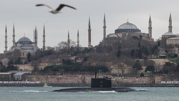 ISTANBUL, TURKEY - FEBRUARY 13: The Russian Navy’s Kilo-class submarine Rostov-na-Donu B-237 transits the Bosphorus Strait en route to the Black Sea on February 13, 2022 in Istanbul, Turkey. Russia has been reinforcing its Black Sea Fleet over the past week as a Russian military invasion of Ukraine being reported as imminent. With the arrival of the Rostov-na-Donu, the Russian Black Sea Fleet will have four improved Kilo-class submarines equipped with Kalibr land-attack missiles deployed in the Black Sea. (Photo by Burak Kara/Getty Images)