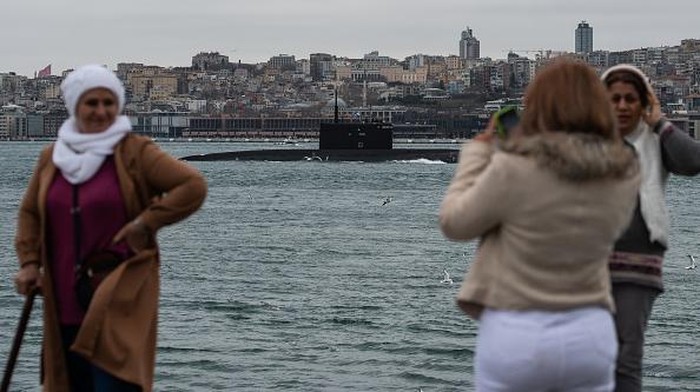 Pamer Kekuatan, Rusia Kirim Kapal Selam ke Laut Hitam ISTANBUL, TURKEY - FEBRUARY 13: The Russian Navyβs Kilo-class submarine Rostov-na-Donu B-237 transits the Bosphorus Strait en route to the Black Sea on February 13, 2022 in Istanbul, Turkey. Russia has been reinforcing its Black Sea Fleet over the past week as a Russian military invasion of Ukraine being reported as imminent. With the arrival of the Rostov-na-Donu, the Russian Black Sea Fleet will have four improved Kilo-class submarines equipped with Kalibr land-attack missiles deployed in the Black Sea. (Photo by Burak Kara/Getty Images)