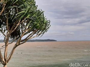 Gradasi Warna Pantai Karapyak yang Menyihir