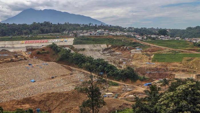 PEMBANGUNAN BENDUNGAN CIAWI DAN SUKAMAHI Pembangunan Bendungan Ciawi dan Sukamahi di Ciawi, Kabupaten Bogor, Jawa Barat, Selasa (15/2/2022). Menurut Kementerian Pekerjaan Umum Dan Perumahan Rakyat (PUPR) bendungan kering (dry dam) Ciawi dan Sukamahi secara keseluruhan telah mencapai 80 persen, sementara, pembebasan lahannya sudah 98 persen. ANTARA FOTO/Yulius Satria Wijaya/foc.
