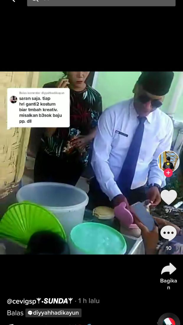 Penjual Cimol Ini Berjualan Pakai Seragam Pilot