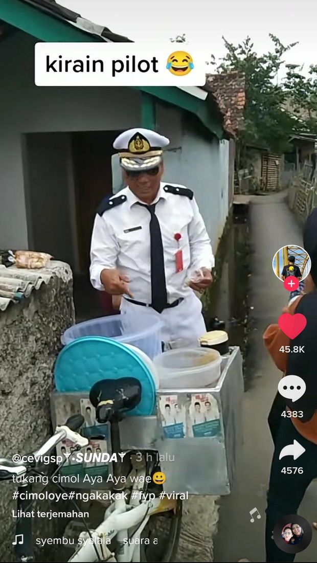 Penjual Cimol Ini Berjualan Pakai Seragam Pilot