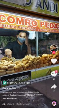 Viral! Pedagang Gorengan Tampan Dan Modis Yang Bikin Netizen Salfok