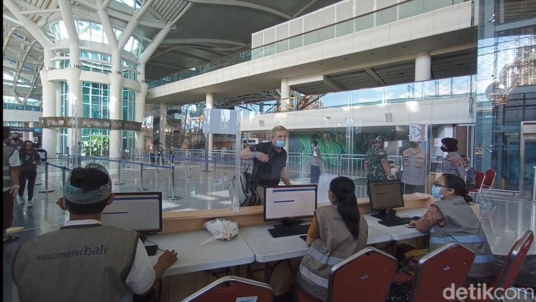 Penumpang pesawat Singapore Airlines rute Singapura-Denpasar tiba di Bandara Bali.