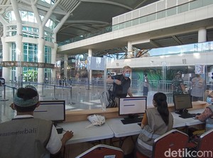 Terpopuler Sepekan: Turis Australia Diminta Buang Sepatu Habis dari Bali