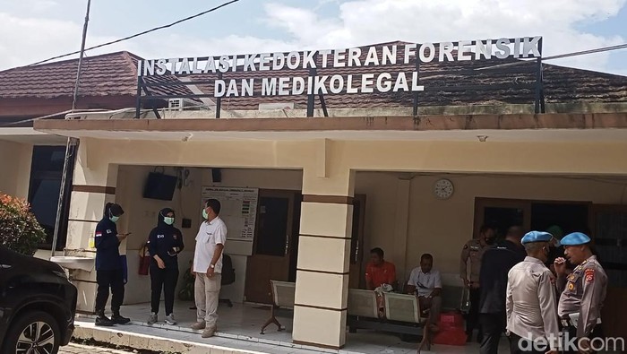 Polisi berjaga di RSUD Cilegon saat proses autopsi jenazah pelaku kasus barkoba (M Iqbal/detikcom)