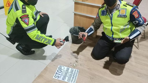 Polisi mengamankan pria yang melempari Pos Lants Jatiwarna, Bekasi dengan molotov