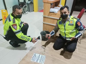 Momen Penangkapan Pria Pelempar Molotov ke Pos Polisi di Bekasi