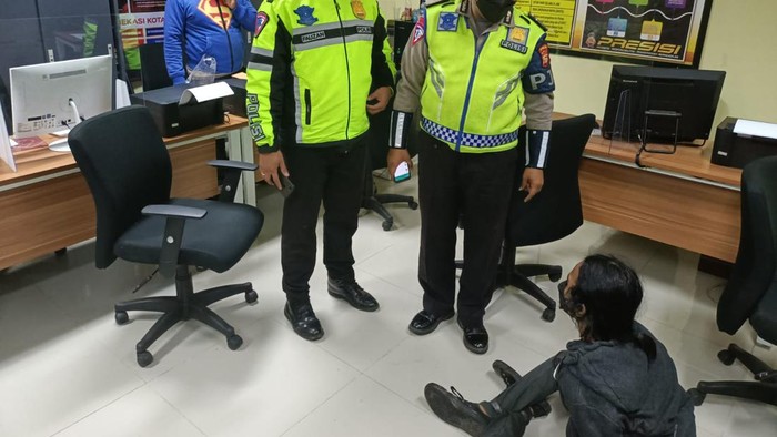 Pos Lantas Bekasi dilempar molotov, Rabu (16/2/2022) dini hari tadi.